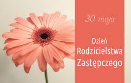 kwiat z napisem 30 maja dzień rodzicielstwa zastępczego