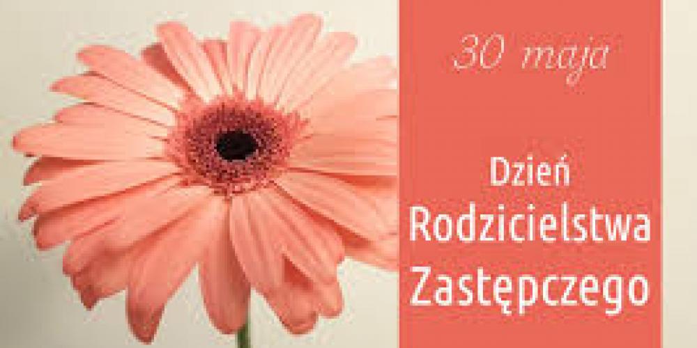 kwiat z napisem 30 maja dzień rodzicielstwa zastępczego